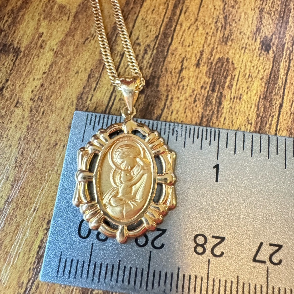 18k SAUDI GOLD  MOTHER & CHILD PENDANT NECKLACE   18” 3.7 Grams - Picture 8 of 9